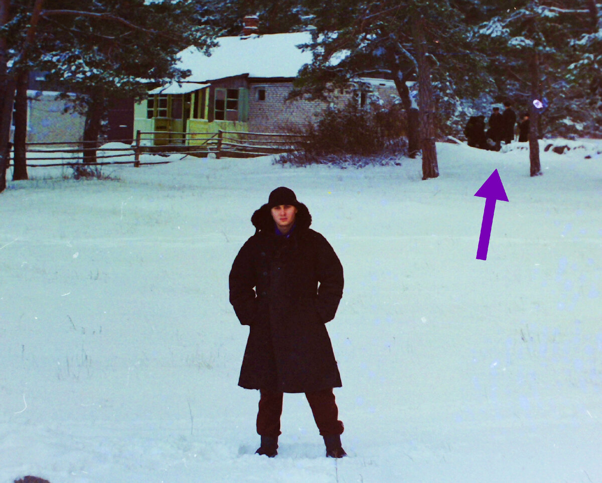 Остров Гогланд. Декабрь 1994 года. Матросы демонтируют "разорвавшиеся" трубы у  ДОСа.  Фото автора. 