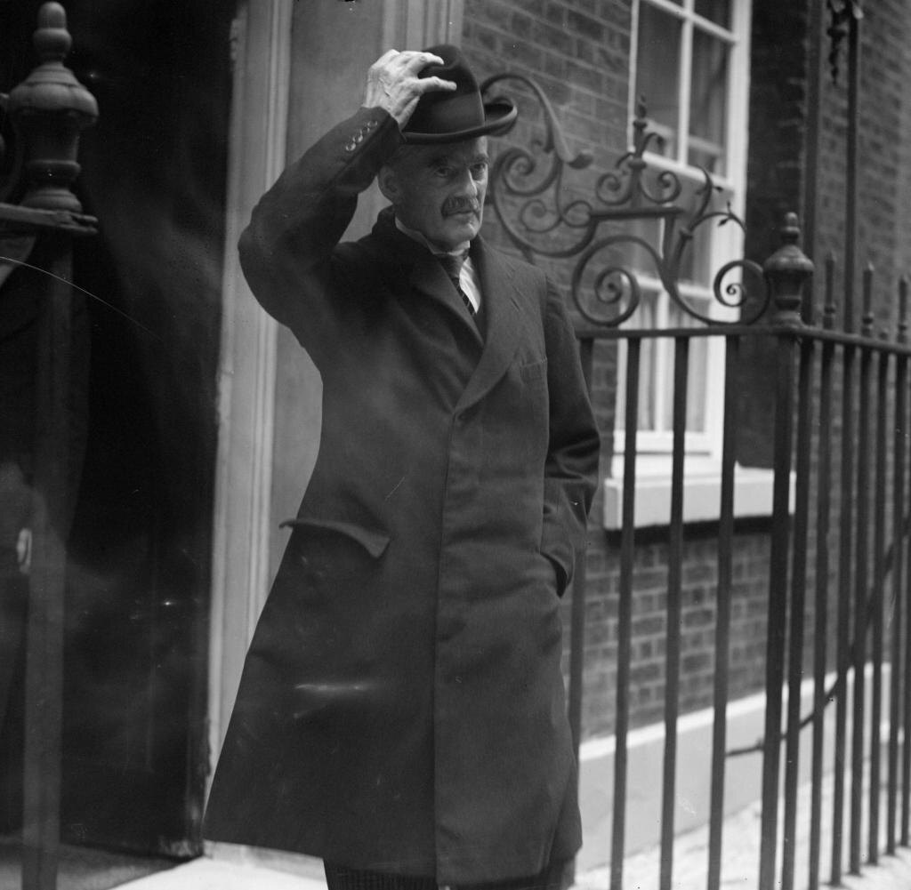 Невилл Чемберлен (1869–1940) перед дверью своего офиса на Даунинг-стрит, 10, Лондон, 1938 год.