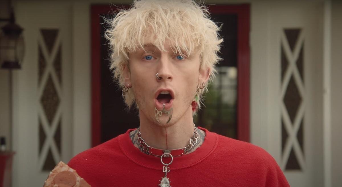 Michelin gun kelly & willo песня emo girl. Machine gun kelly - mainstream sellout (2022). Machine gun kelly emo. Mgk girl. Machine gun kelly emo.