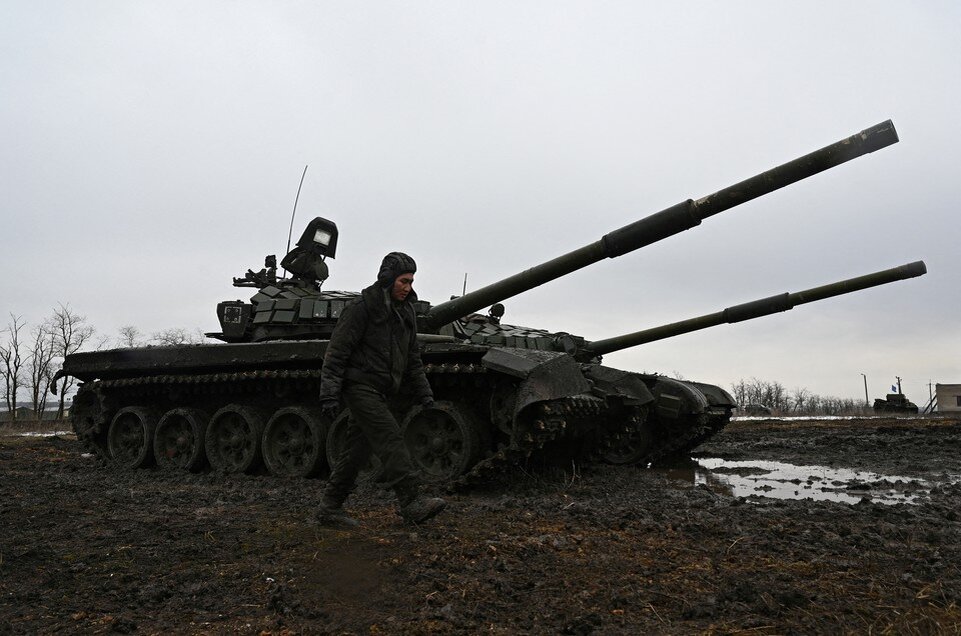     Тяжелую бронетехнику доставят в пункты постоянной дислокации железнодорожными эшелонами  REUTERS