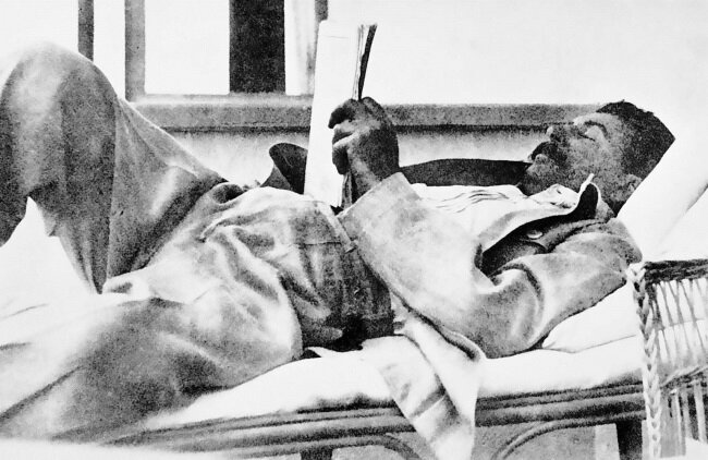 Иосиф Сталин, читает 