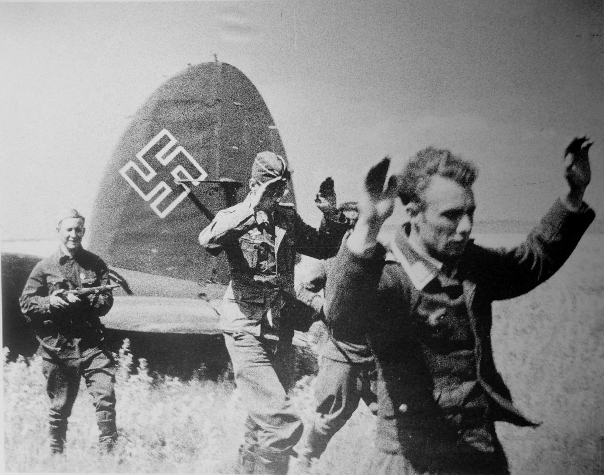Сдавшихся в плен немцев в СССР не допускали до боевых действий – они довольствовались пропагандой и работой в тылу. 
