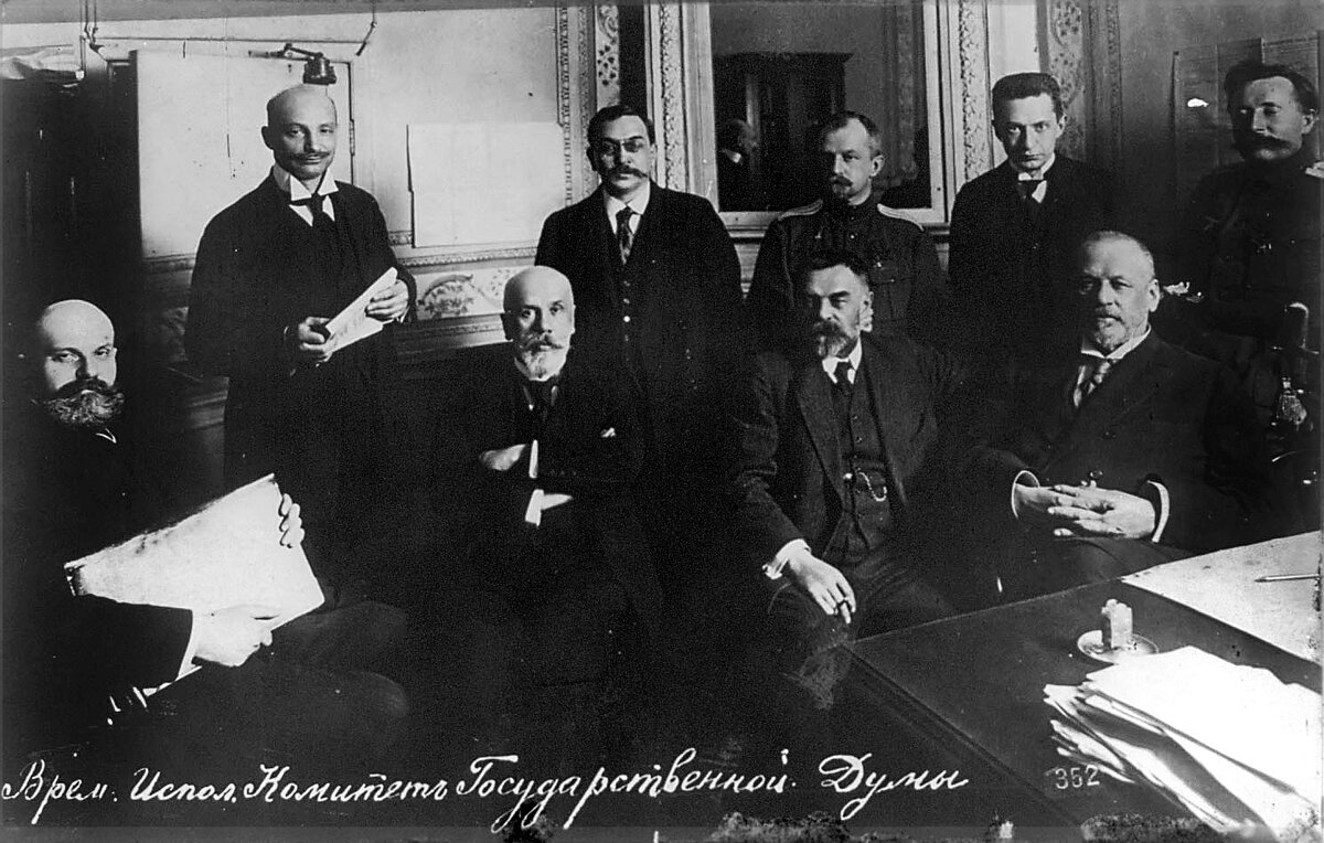 Члены Временного комитета Государственной Думы в 1917 году. Сидят (слева направо): В. Н. Львов, В. А. Ржевский, С. И. Шидловский, М. В. Родзянко. Стоят: В. В. Шульгин, И. И. Дмитрюков, Б. А. Энгельгардт (комендант Петроградского гарнизона), А. Ф. Керенский, М. А. Караулов. Фото из свободных источников