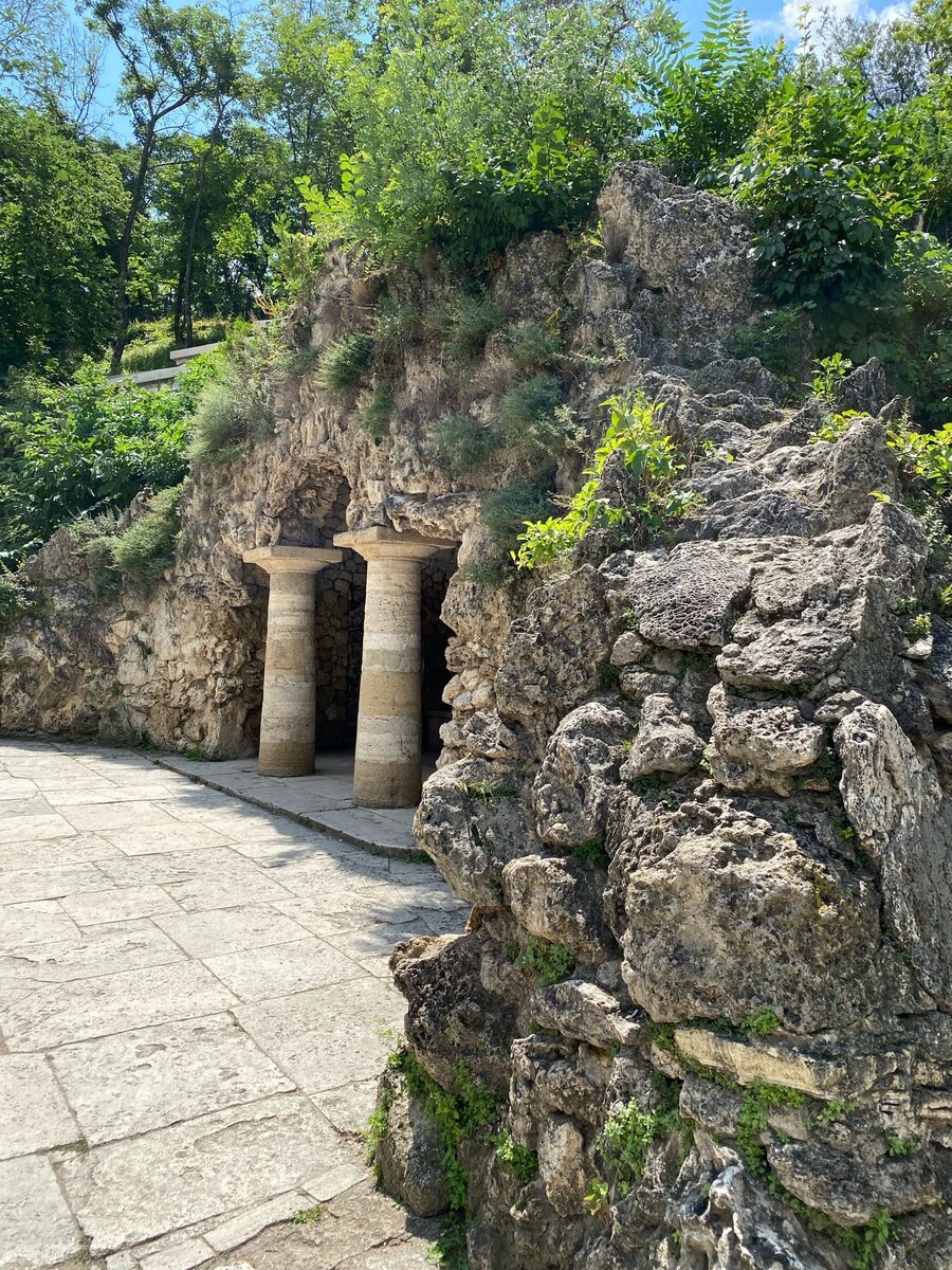Грот Дианы. Эта искусственная пещера находится на склоне горы Горячей. В ней Лермонтов с друзьями за неделю до дуэли устроили бал, который оказался последним в жизни поэта
