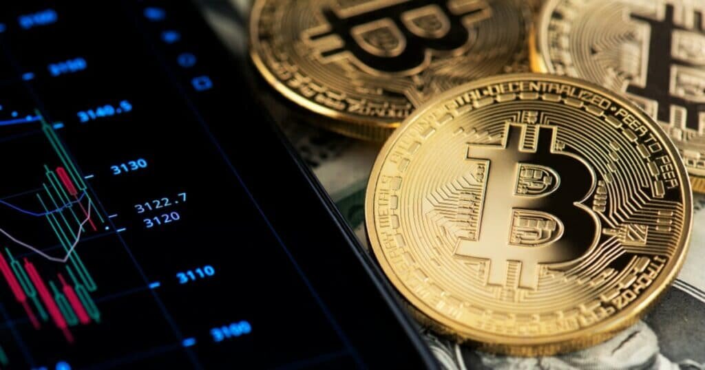    Биткоин —криптовалюта, которая генерируется сетями компьютеров и может использоваться во многих случаях при совершении онлайн-платежей / © Blockchain