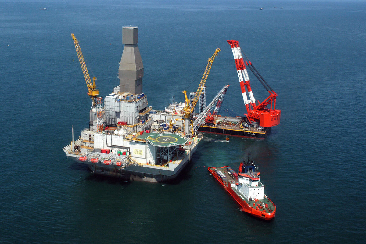 Нефтедобыча на сахалинском шельфе.  фото: картинки  яндекса.