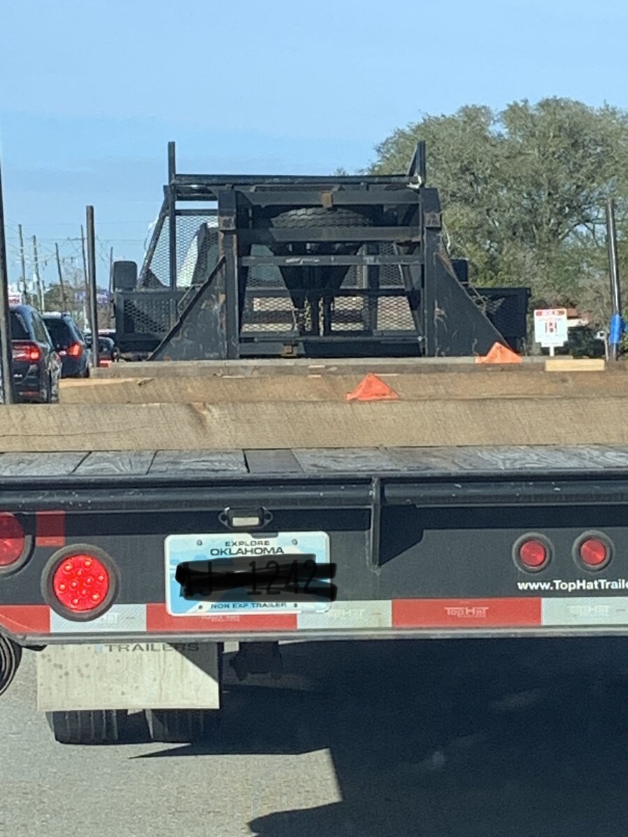 Трейлер с номерами Оклахомы. Номера отлично узнаваемы по белым облакам на фоне голубого неба.  