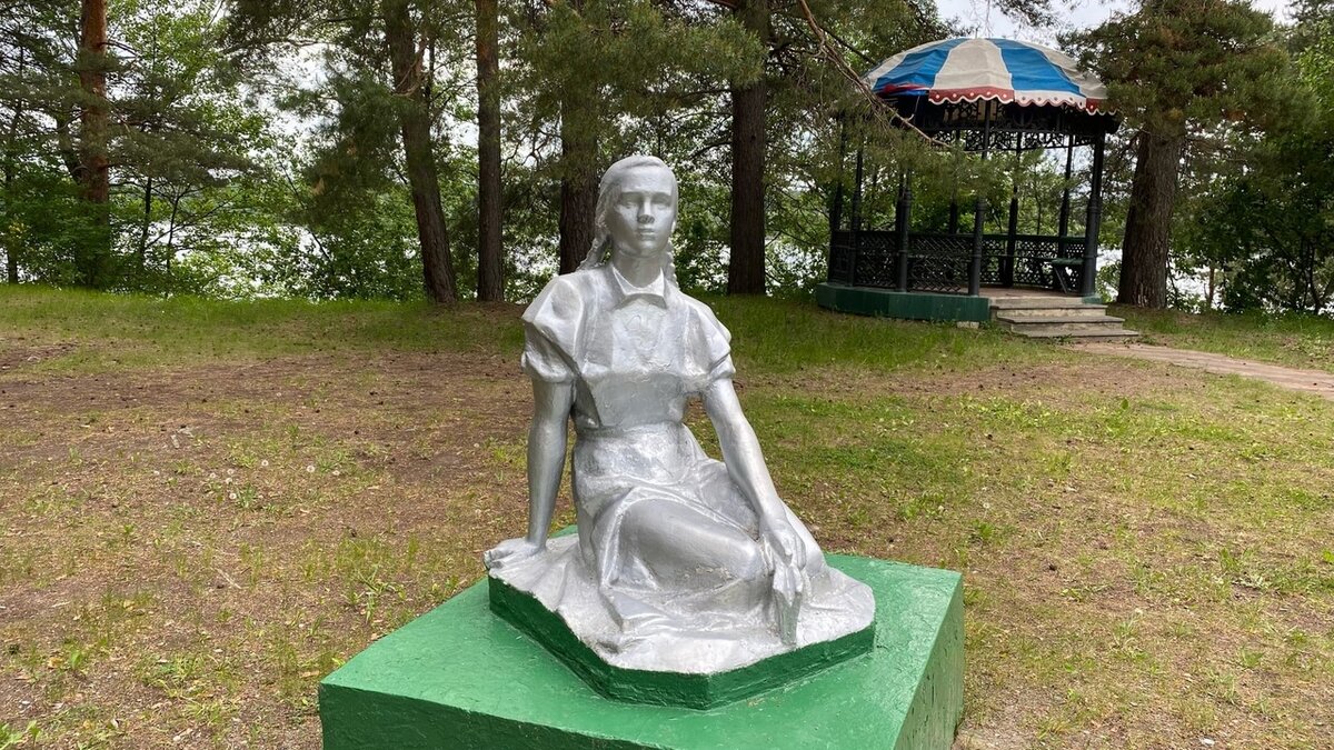 Статуя пионерки до сих пор украшает лагерь. Фото из интернета.