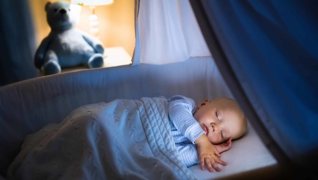 Не успели уложить малыша в ночь, а он снова просыпается и плачет? Да еще и каждый час? Разберемся, что может вызывать частые ночные пробуждения у новорожденных и грудничков старше 1 года.