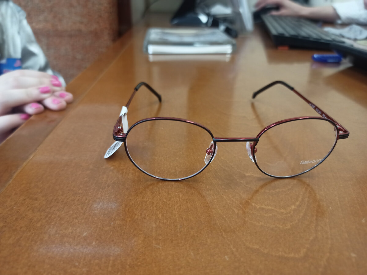 Пошли заказывать очки в салоне "Для вас"