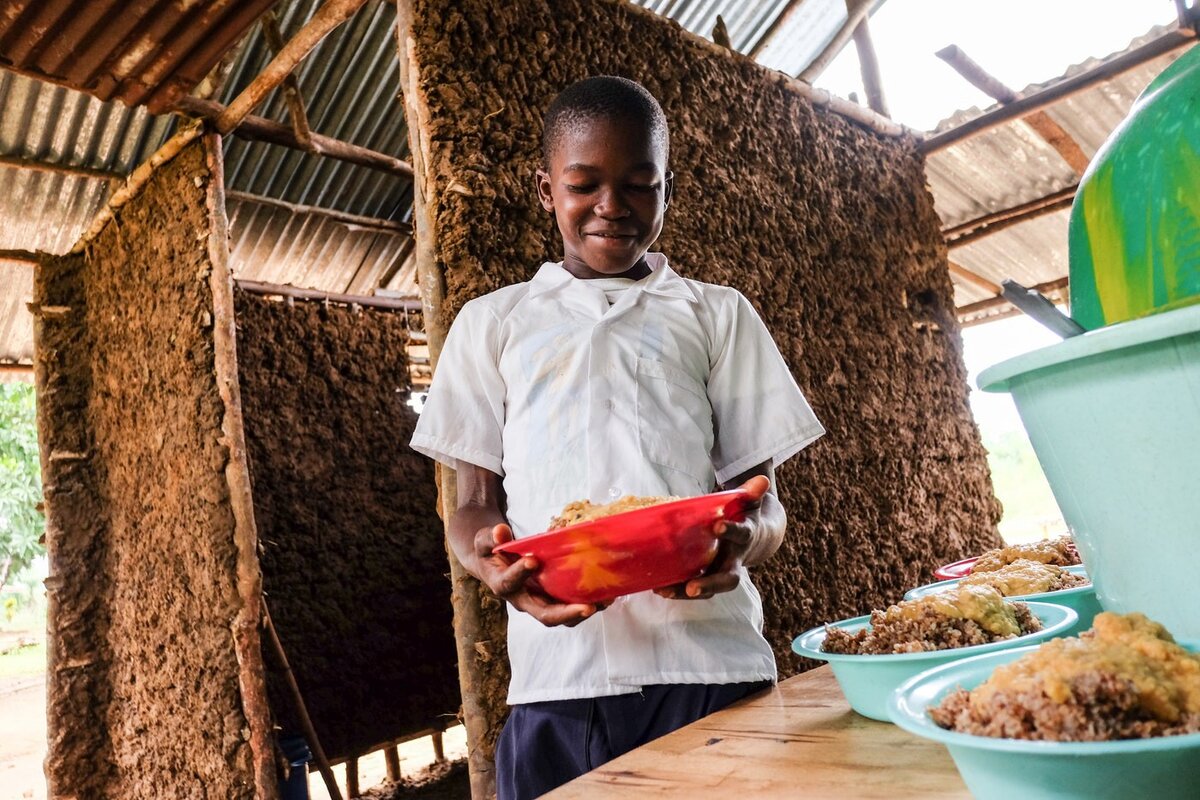 В школу за едой, а не только за знаниями | African kids | Дзен