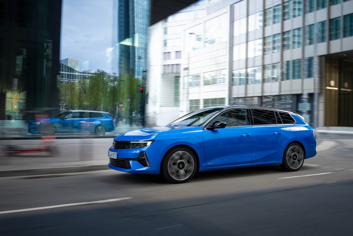 Opel Astra Sports Tourer: до средней стойки не отличается от хэтчбека