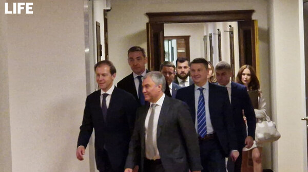 Денис Мантуров прибыл в Госдуму. Фото © LIFE