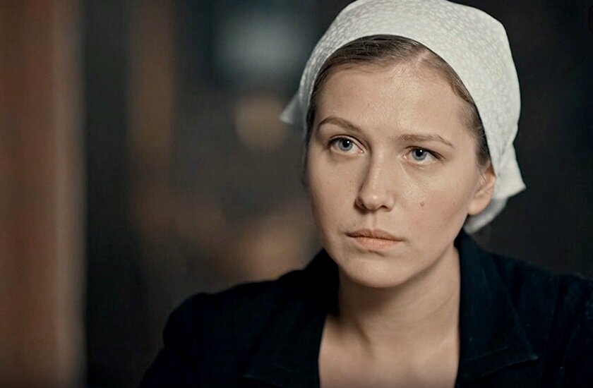 Карина Андоленко в роли Насти. Кадр из сериала "Отчим". Источник фото: https://www.kino-teatr.ru/kino/movie/ros/ser/130453/foto/i2/879034/