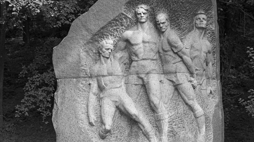     Памятник футболистам — участникам Матча смерти в Киеве РИА Новости