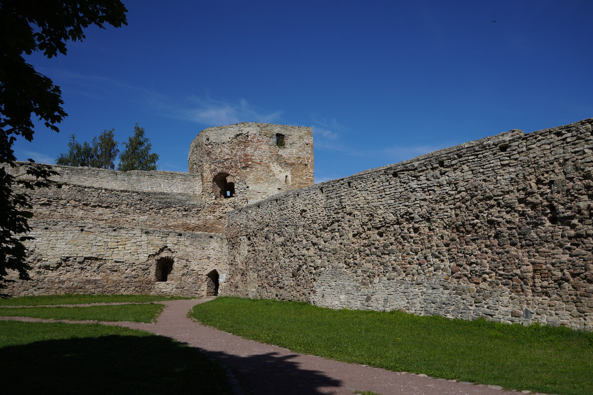 Стены и Талавская башня Изборской крепости.