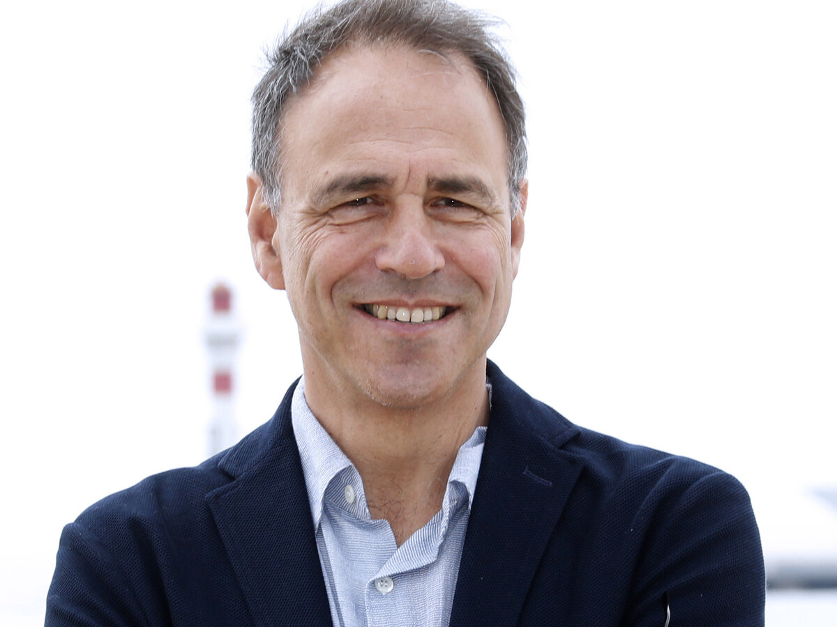 «Возможно, в эпоху круглосуточных новостей и фейков, когда мы часто уже не знаем, чему верить, сейчас, более чем когда-либо, есть огромное утешение в том, чтобы погрузиться в мир, в котором все полностью объяснено».