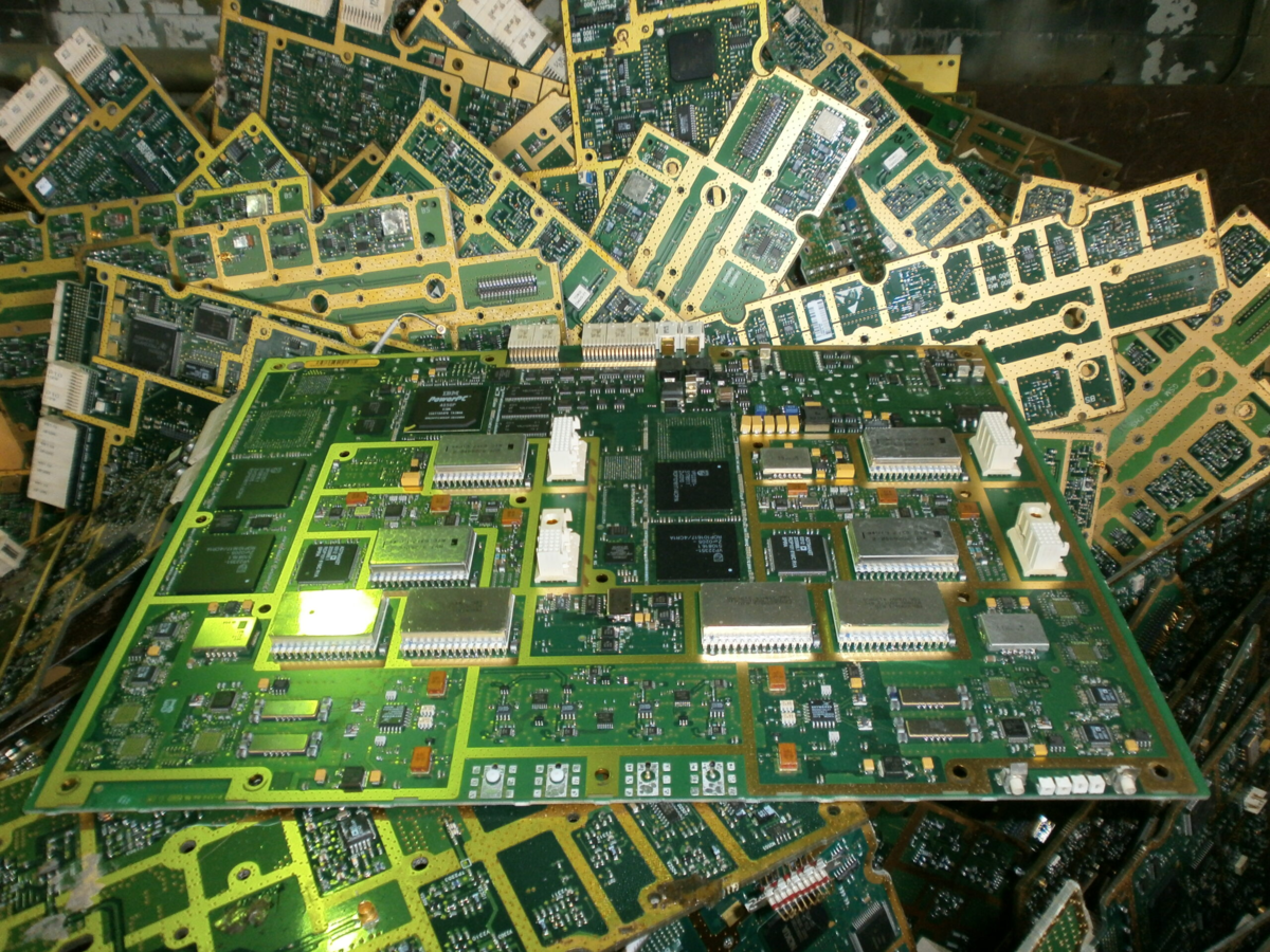 Больше ценятся, конечно процессоры, но и платы не отстают от них