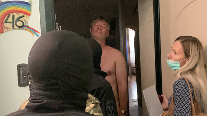 ЕВГЕНИЙ РОЙЗМАН НА ПОРОГЕ СВОЕЙ КВАРТИРЫ. ФОТО: ЦАРЬГРАД