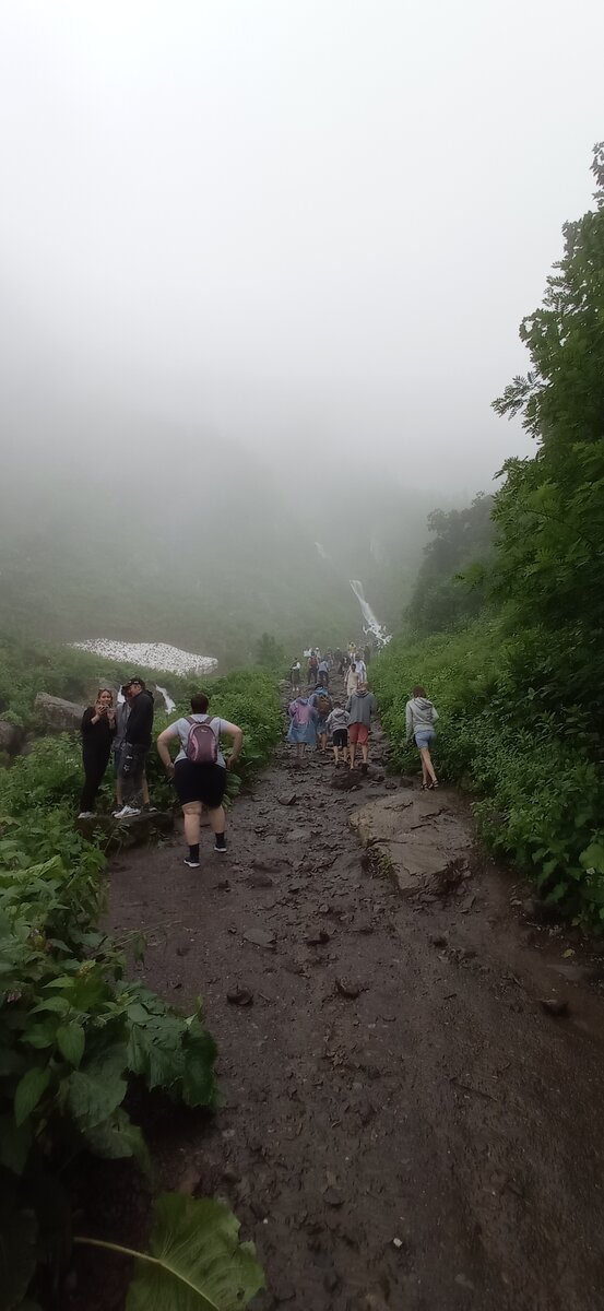 Тропа в 100 метрах от водопада