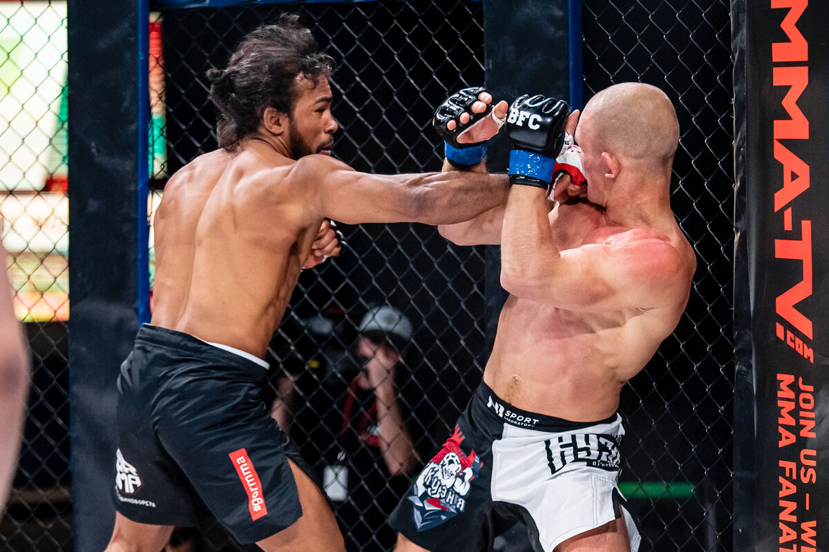 Николай присмаков мма. Смешанные единоборства сегодня прямой. Турнир по смешанным единоборствам. Байсангур боец смешанных единоборств. Смежные единоборства мма.