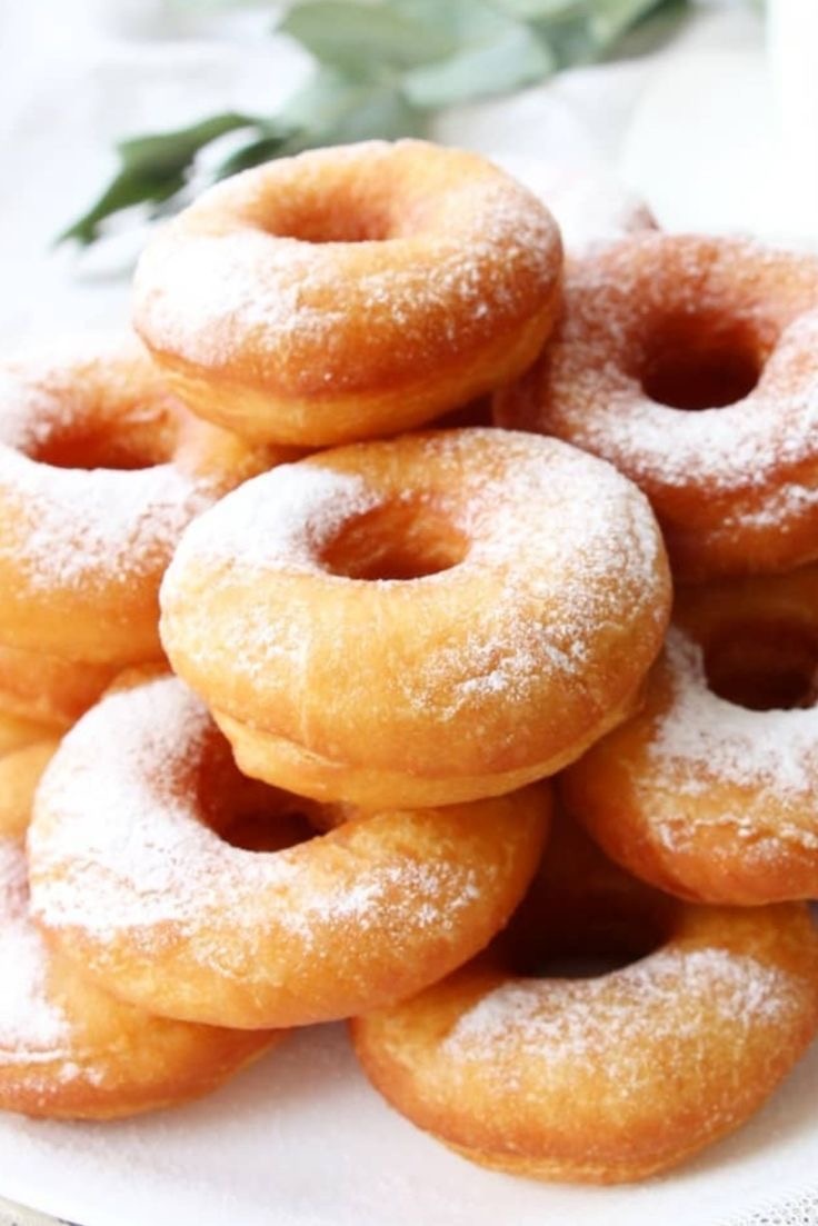 Делаются такие пончики быстро, жарятся ещё быстрее, единственный момент - эти пончики должны быть в мини-формате, чтобы тесто успевало прожариваться внутри. Попробуйте обязательно!