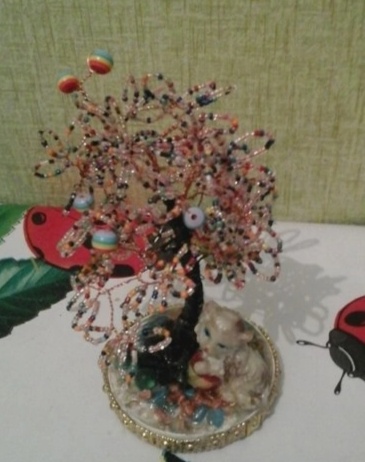 Деревце с кошечкой.