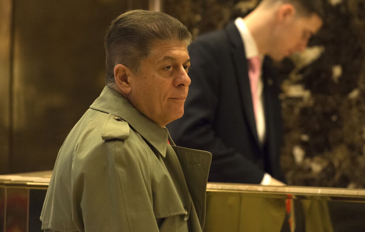    Эндрю Наполитано  EPA/BRYAN R. SMITH / POOL