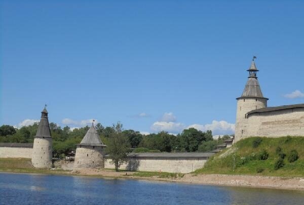 Фото автора. Вид на кремль с реки Великая