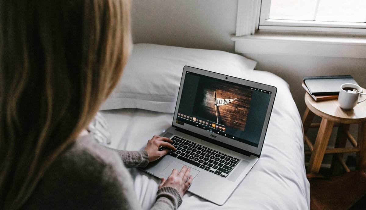     работать из постели - худшее, что можно придумать фото: unsplash.com