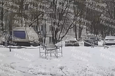    Во дворе дома 9к2 по улице Болотниковской мусоровоз наехал на пешехода. © Telegram-канал «Дептранс. Оперативно»