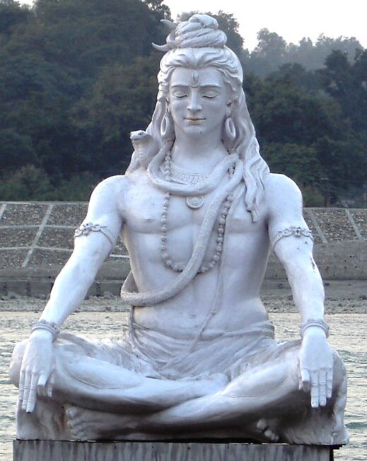 Статуя Шивы. Источник: https://upload.wikimedia.org/wikipedia/commons/6/6c/Shiva_meditating_Rishikesh.jpg