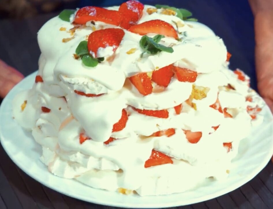 Сливочный торт из клубники и зефира