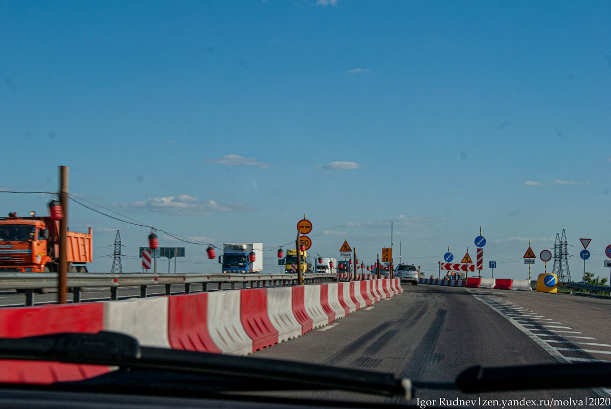 Единственное, что бесит при проезде по платкам — это неубранные временные знаки ограничений после ремонта, под которыми частенько стоят камеры