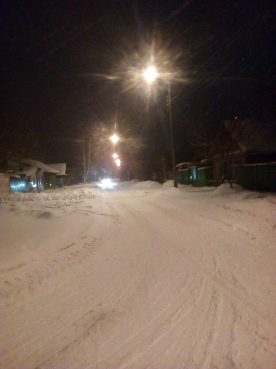 Па цёмнай зімовай вуліцы 
я крочыў, Цябе шукаючы.
Мая назаўсёды любоў...