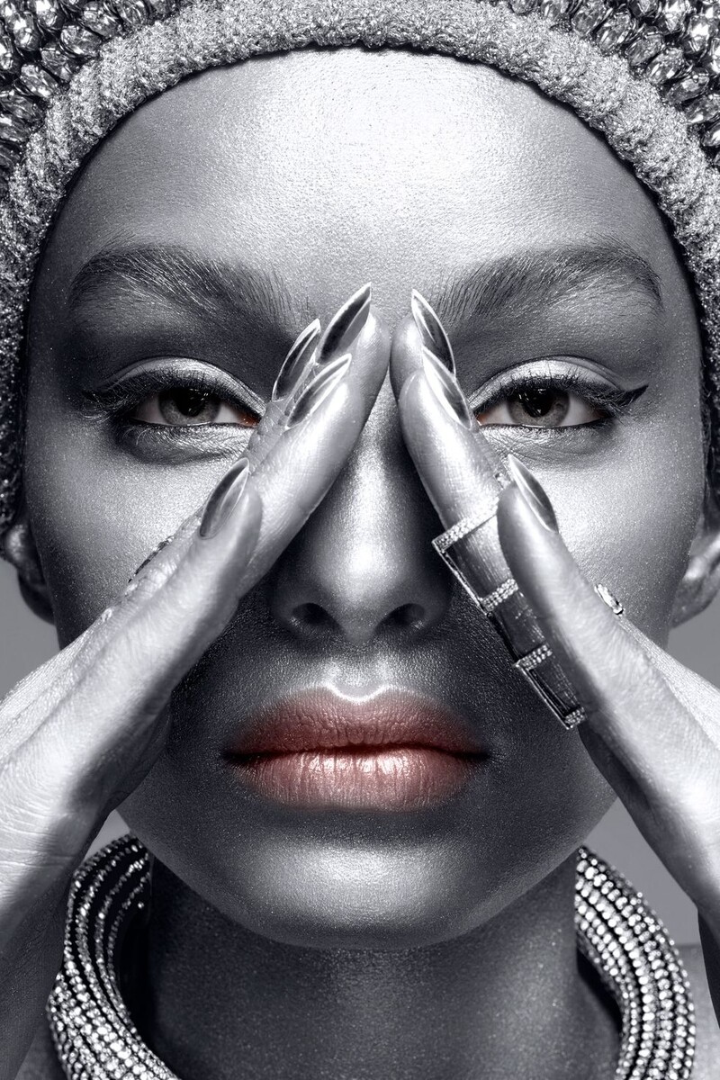 Добавьте драмы к своим линиям ресниц с помощью L'Oréal Paris Infallible Paints Eyeliner в игре Black Party (всего лишь 10$). 
Оголовье Chanel, 3600$ и ожерелье 2400$, Кольца Repossi