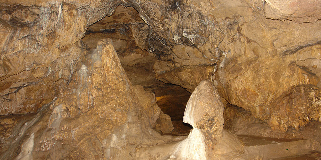 Крым. В Красной пещере