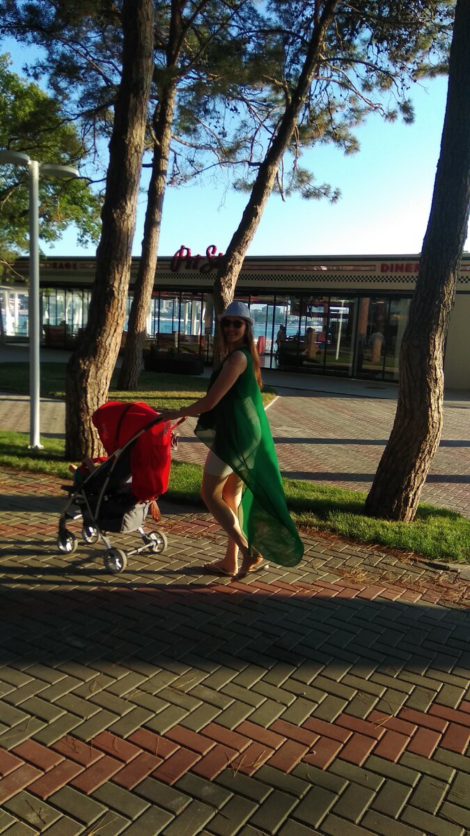 Жена с сыном на набережной Геленджика)