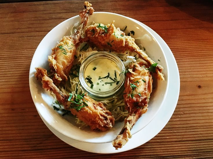 Знаменитый французский стартер, лягушачьи лапки часто жарят или панируют, и многие люди говорят, что они на вкус как курица!