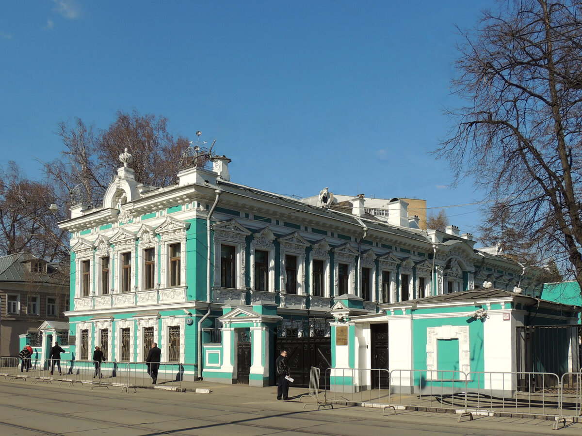 Особняк улица. Особняк купца Бахрушина. Особняк Бахрушина на Новокузнецкой. Городская усадьба а.а. Бахрушина. Особняк к. п. Бахрушина.