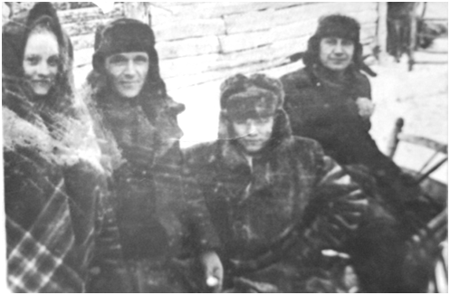 Фото из семейного архива,1955 год Поездка за невестой (Чугункова А., Чугунков А.Х., 
Сибирчиков Н.С .,  Агеенко М.К. – мой Крестный)
