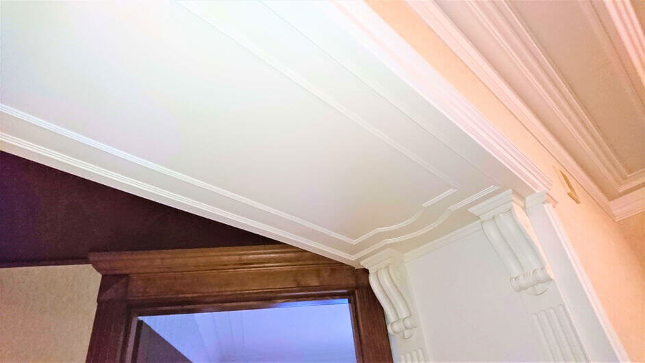 Эти многослойные элементы декора потолка созданы многоступенчатым методом за довольно продолжительное время, но их безупречная геометрия того стоит.