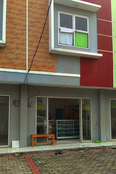 В Индонезии строят специальные дома, сверху жилье, снизу бизнес