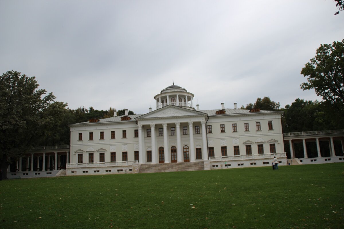 Большой усадебный дом со стороны въезда на территорию. Фото автора лето 2018 года 