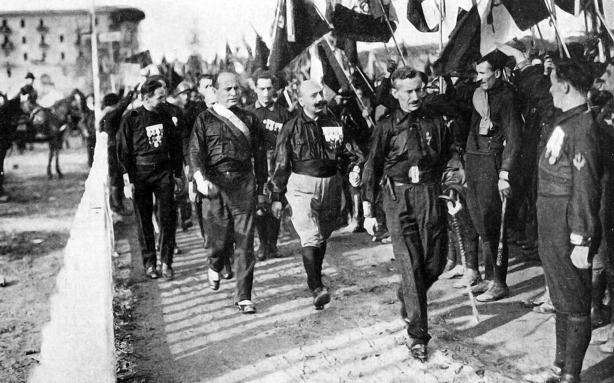 Поход чернорубашечников на Рим, 1922 год. Бенито Муссолини по центру слева