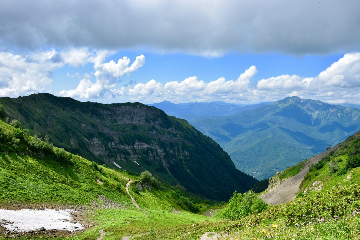 Красная Поляна, вид с высоты +2200м (автор фото @puteshestve_nika)
