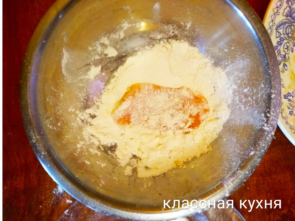 Обваливаю в муке куриное филе.