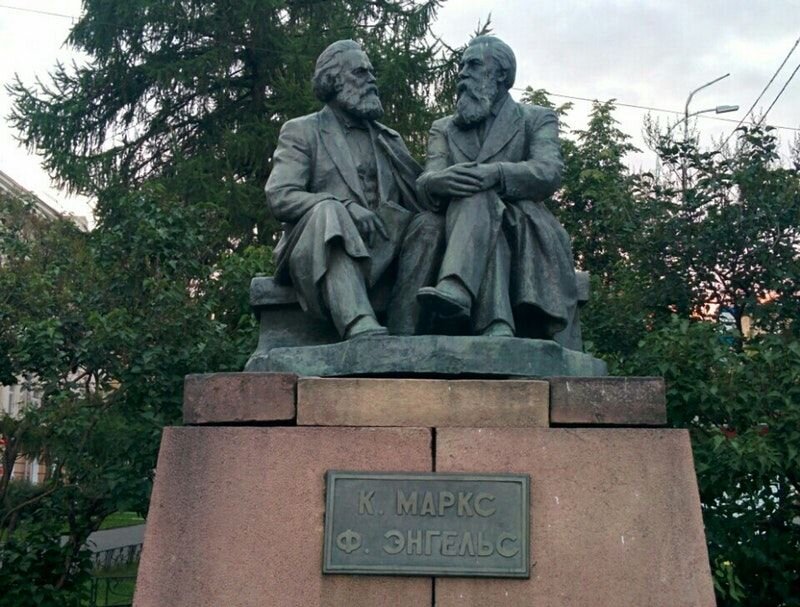 Памятник Марксу и Энгельсу, взято с Яндекс.Картинки
