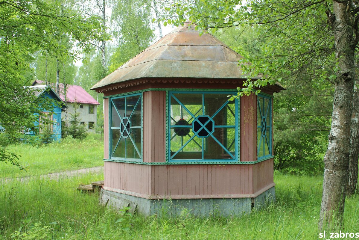 Беседочки сохранились неплохо,на заднем фоне тот самый коттедж.