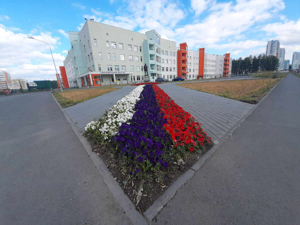   А в цивилизованных местах глаз уже не так цепляется за виды. 

